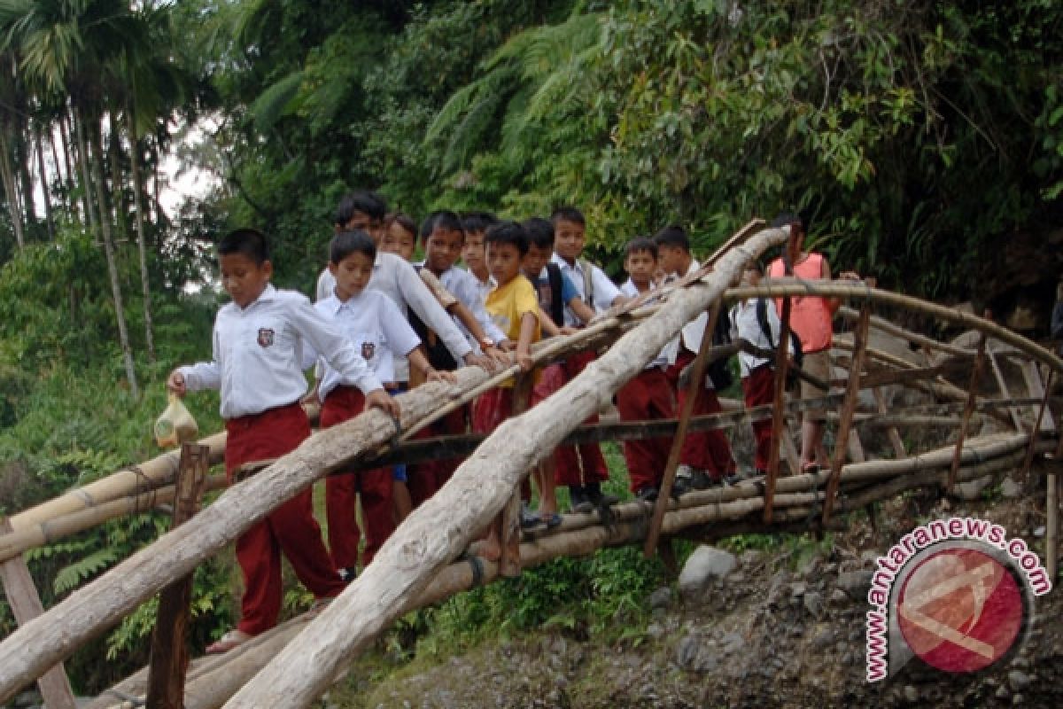 Perjuangan siswa SD ke sekolah menyebrangi sungai  