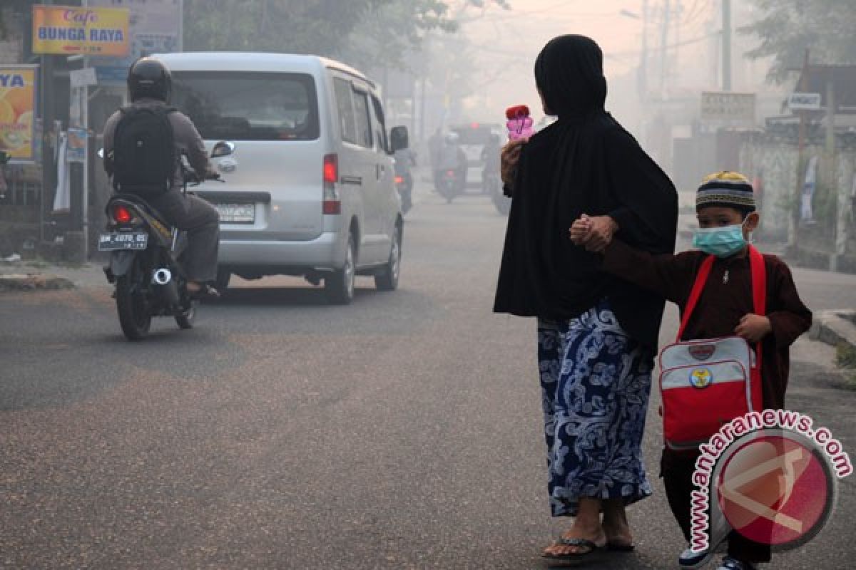 Pekanbaru diserbu asap, ribuan masker dibagikan