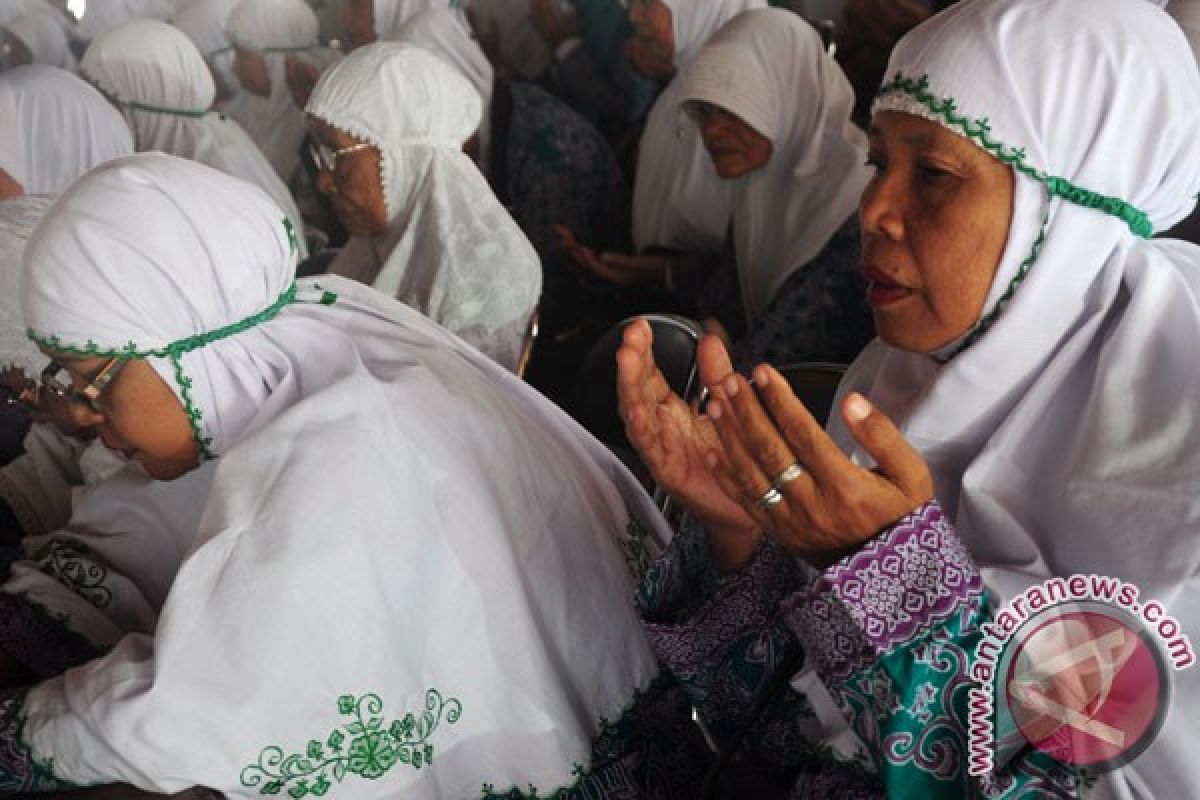 Jamaah haji mendapat nasi kotak di Armina