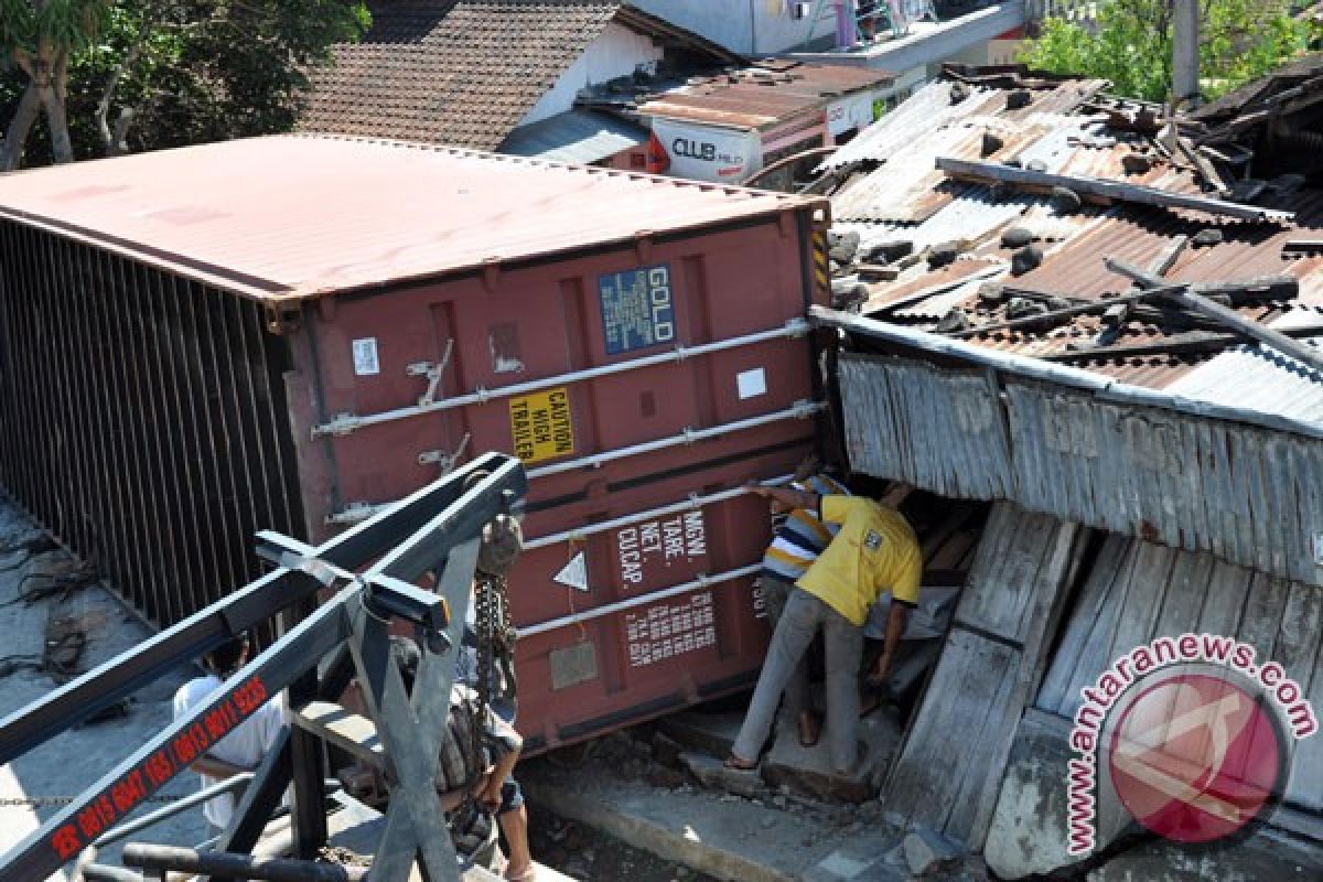 Kecelakaan maut Cianjur, supir truk selamat meskipun terjepit dua jam