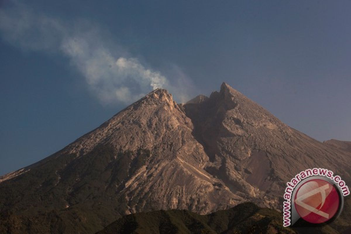 Mt. Merapi rumbles spewing volcanic material to nearby areas