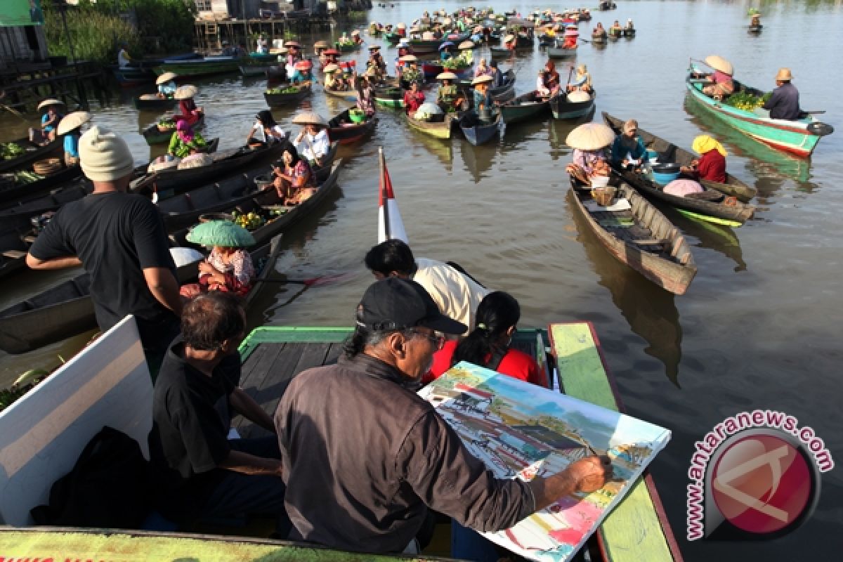 Melukis Pasar Terapung Dari Atas Kelotok