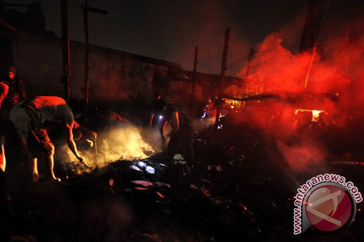 Dua rumah di Duren Sawit terbakar