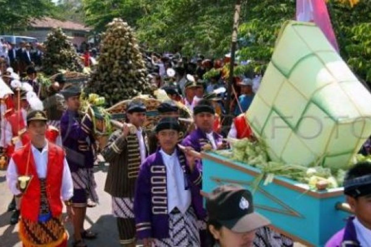 Warga Dawung Magelang Gelar Grebeg Kupat