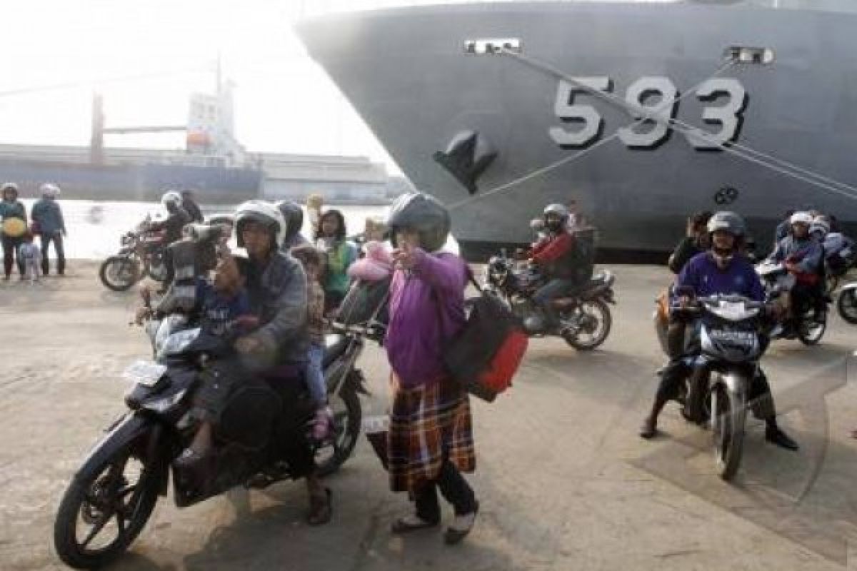 KRI Banda Aceh Bawa Pemudik Menuju Pelabuhan Tanjung Emas