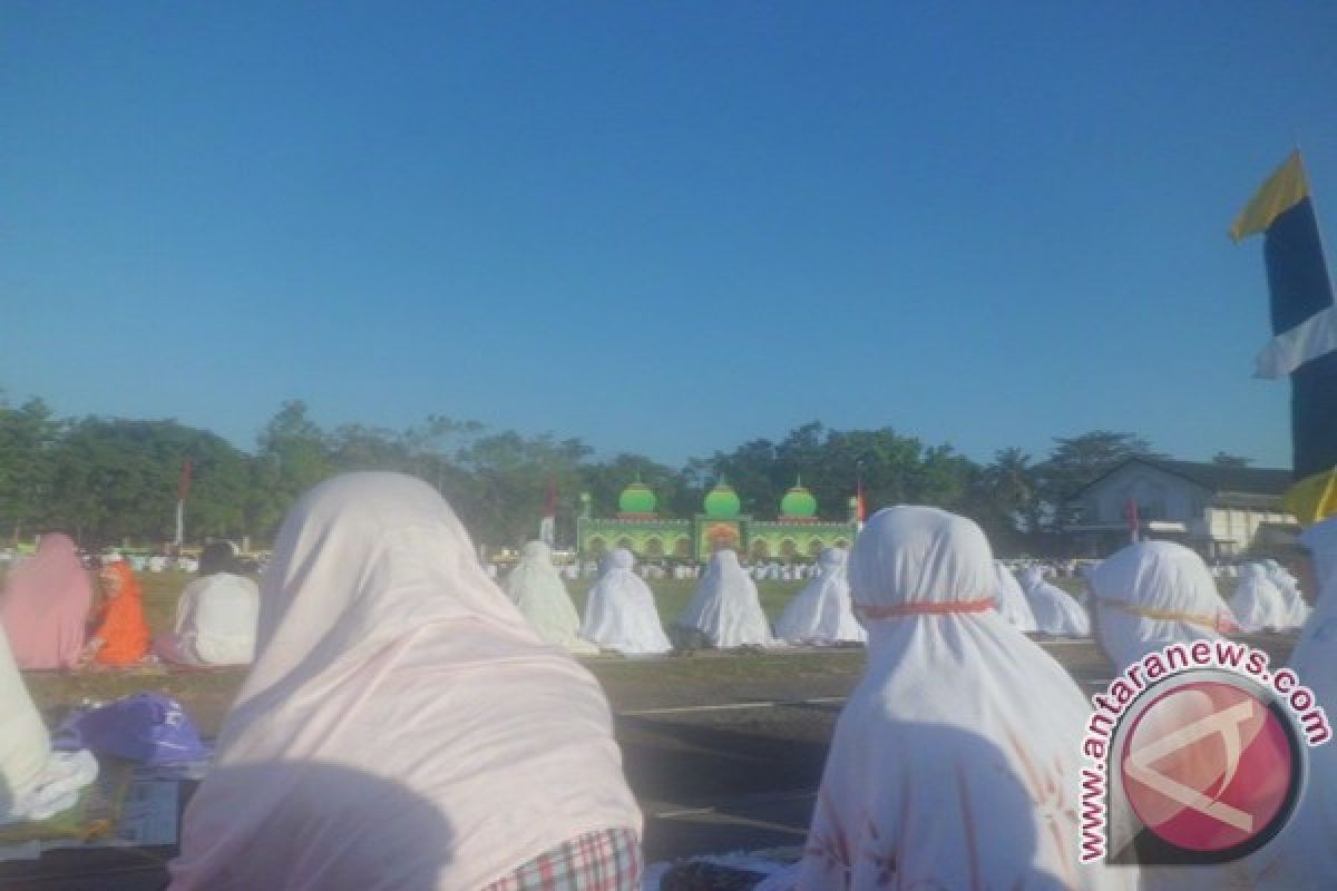 Idul fitri - ribuan warga shalat id di bekas kantor bupati