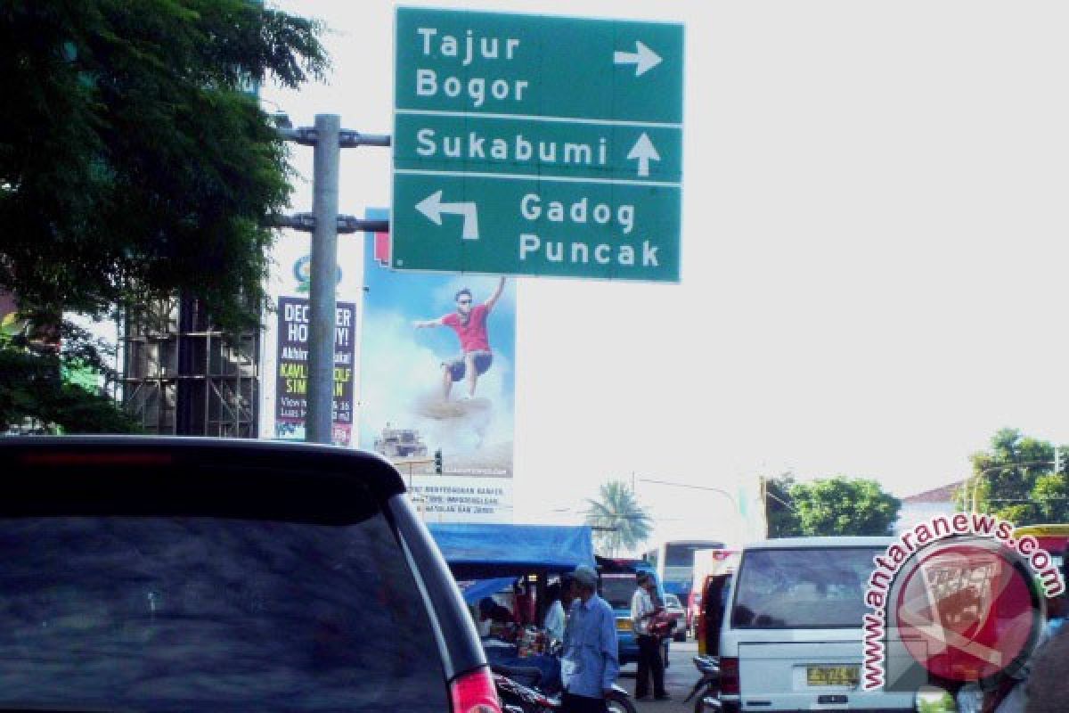 Jalur Puncak macet kendaraan dialihkan ke Sukabumi