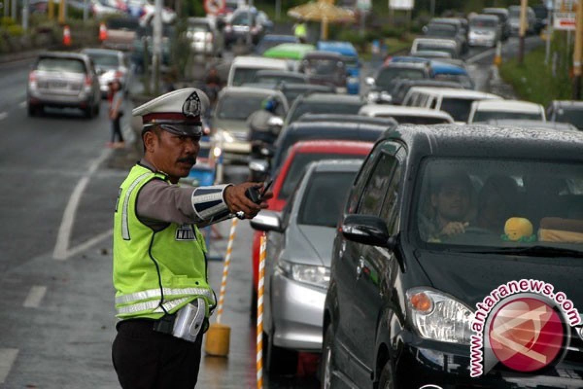 Arus simpang Jomin Karawang meningkat 40 persen