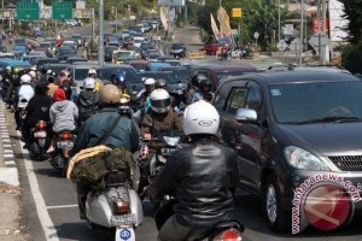 Jalur Puncak kembali tidak mampu menampung kendaraan