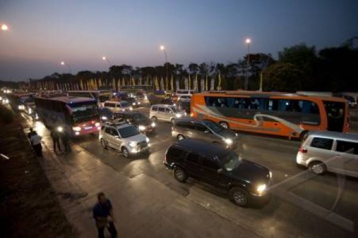 Arus Tol Jakarta-Cikampek tersendat 