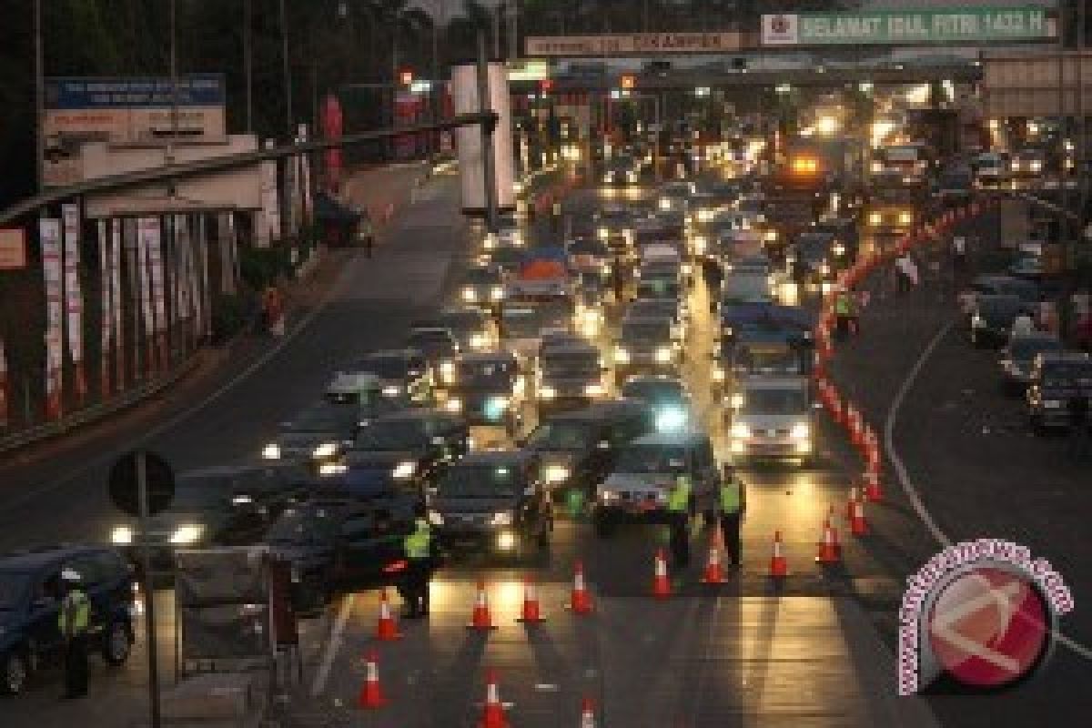 Lalu Lintas Tol Jakarta-Cikampek Padat Merayap 