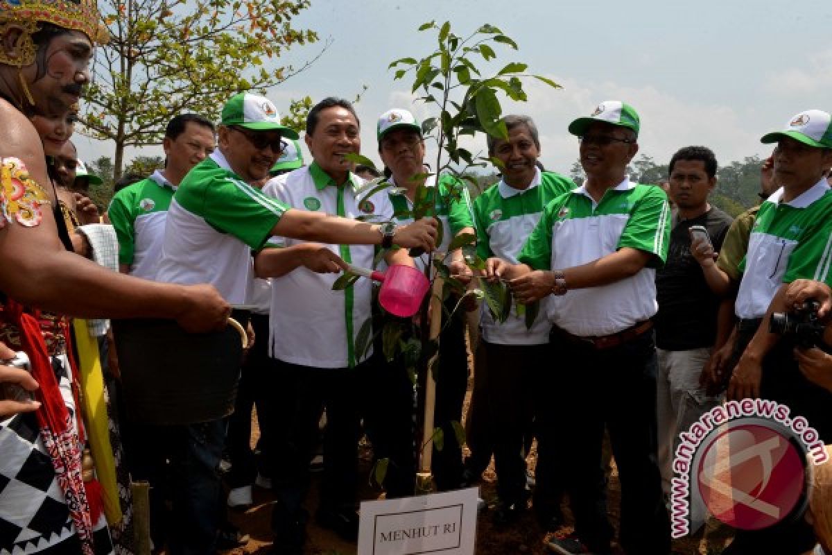 Menhut Canangkan Penanaman 5 Juta Pohon di Banjarnegara