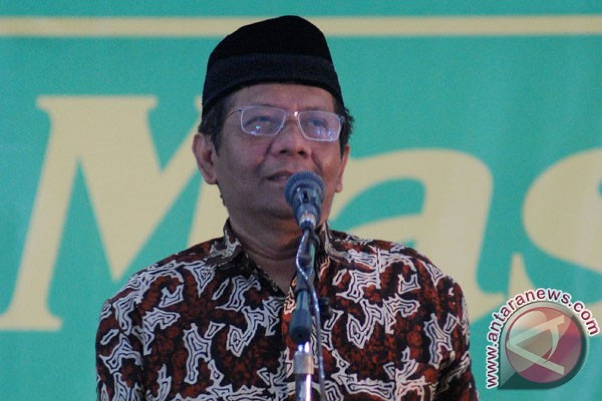 Saran Mahfud untuk Akil Mochtar