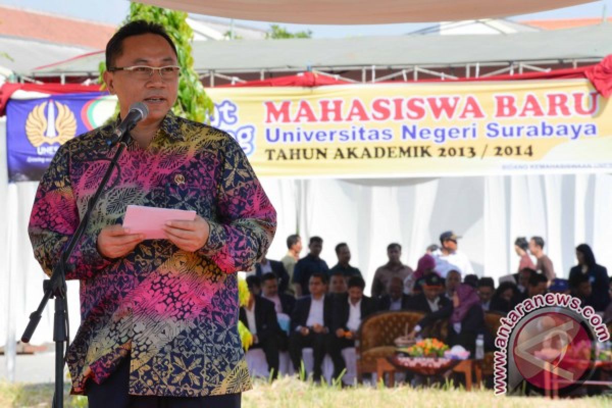 Menhut menghadiri PKKMB (Pengenalan Kehidupan Kampus Mahasiswa Baru) Universitas Negeri Surabaya (UNESA) Ketintang Surabaya, Selasa, 3 September 2013