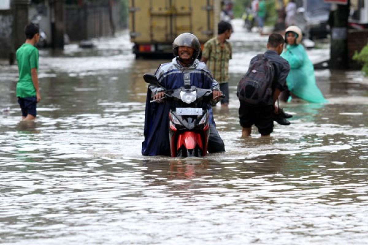 Sejumlah Ruas Jalan di Padang Tergenang Air