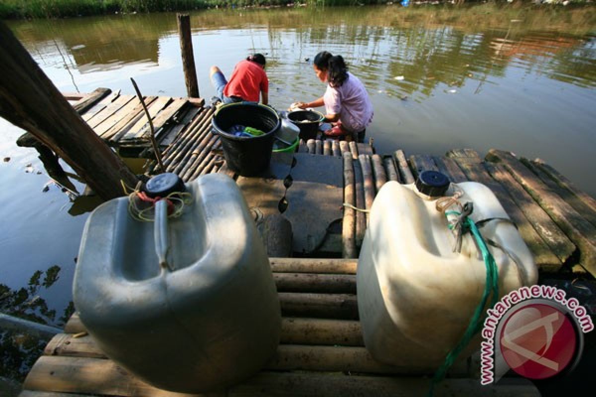 Warga Cianjur terpaksa gunakan air kotor