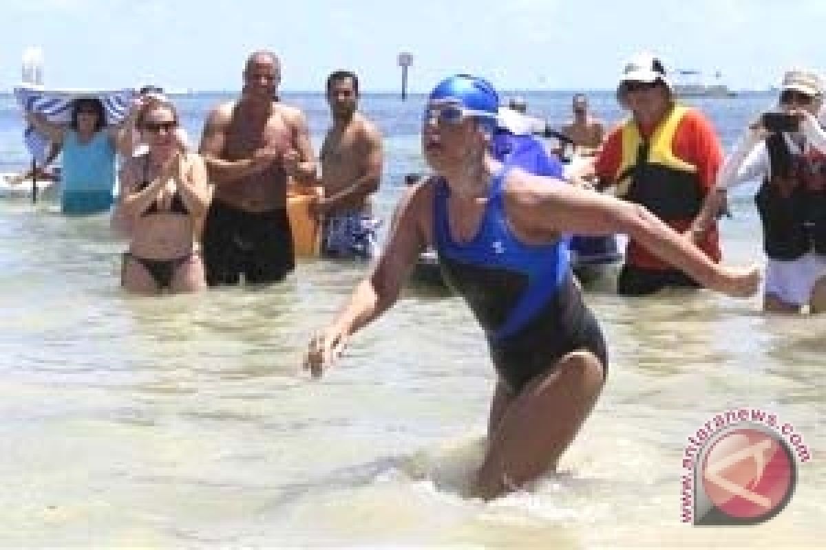 Diana Nyad, 64, Renangi Selat Florida 53 Jam Dari Kuba
