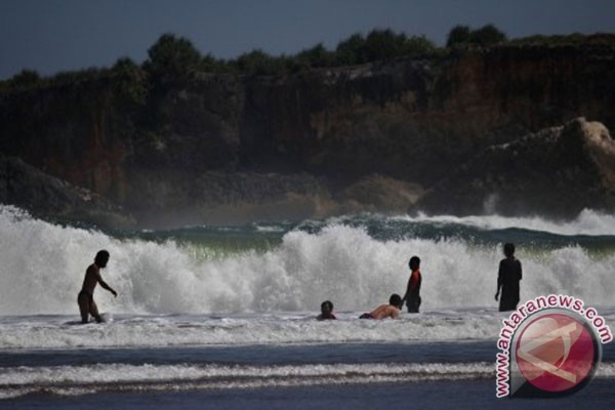 Empat wisatawan tewas terseret ombak Pantai Baron