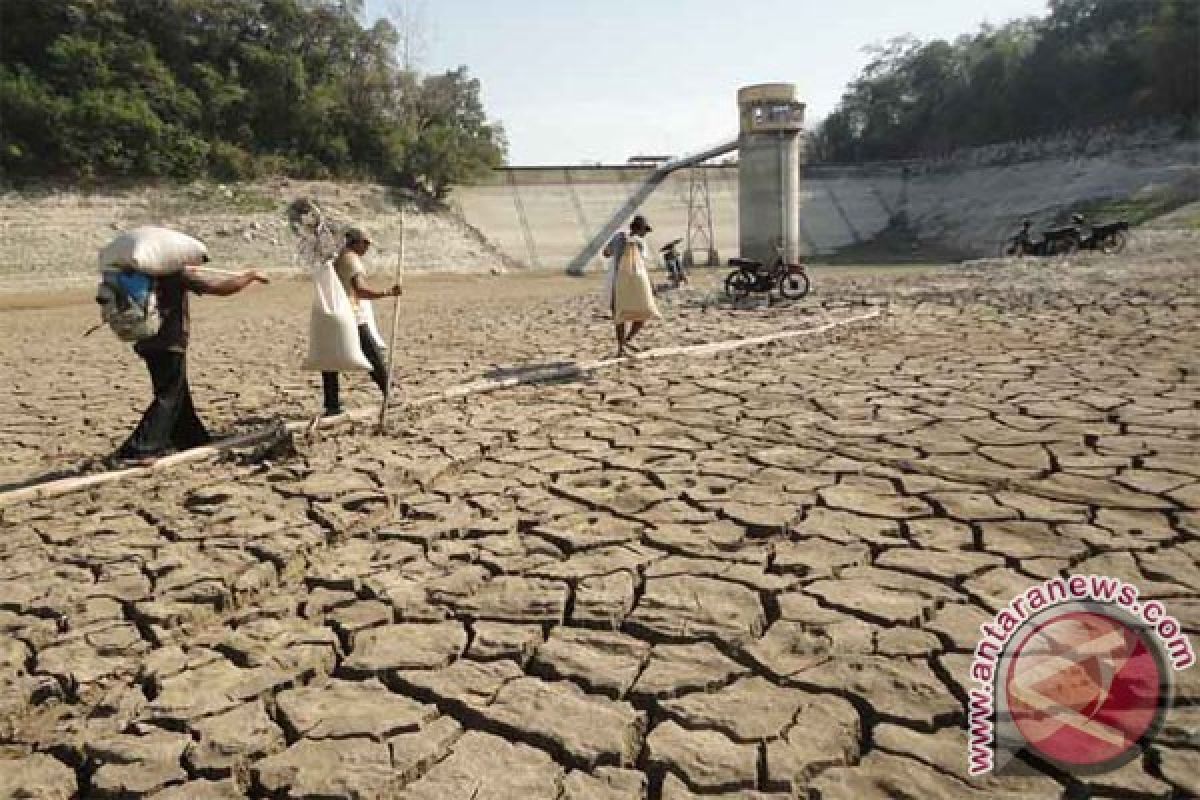 three east java reservoirs have dried up - (d)