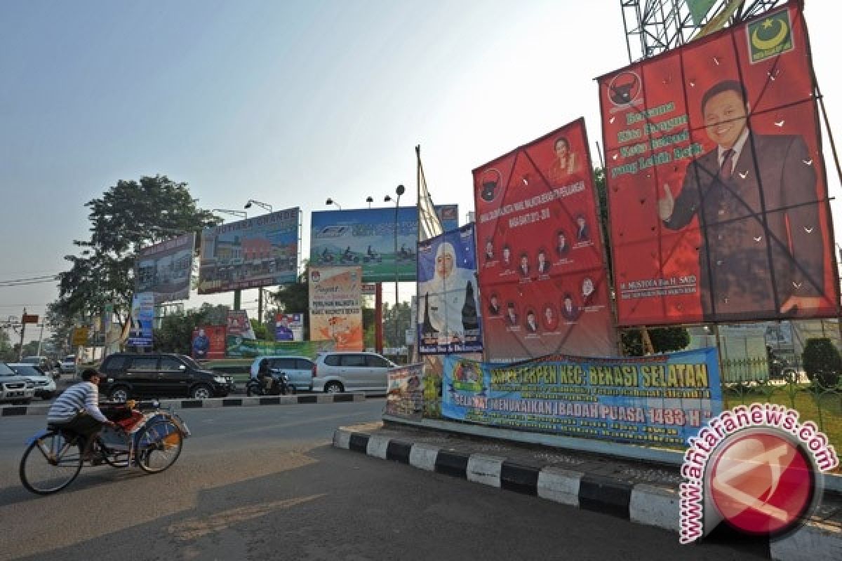 Spanduk Politisi Ramai Terpajang Di Pagar Masjid 