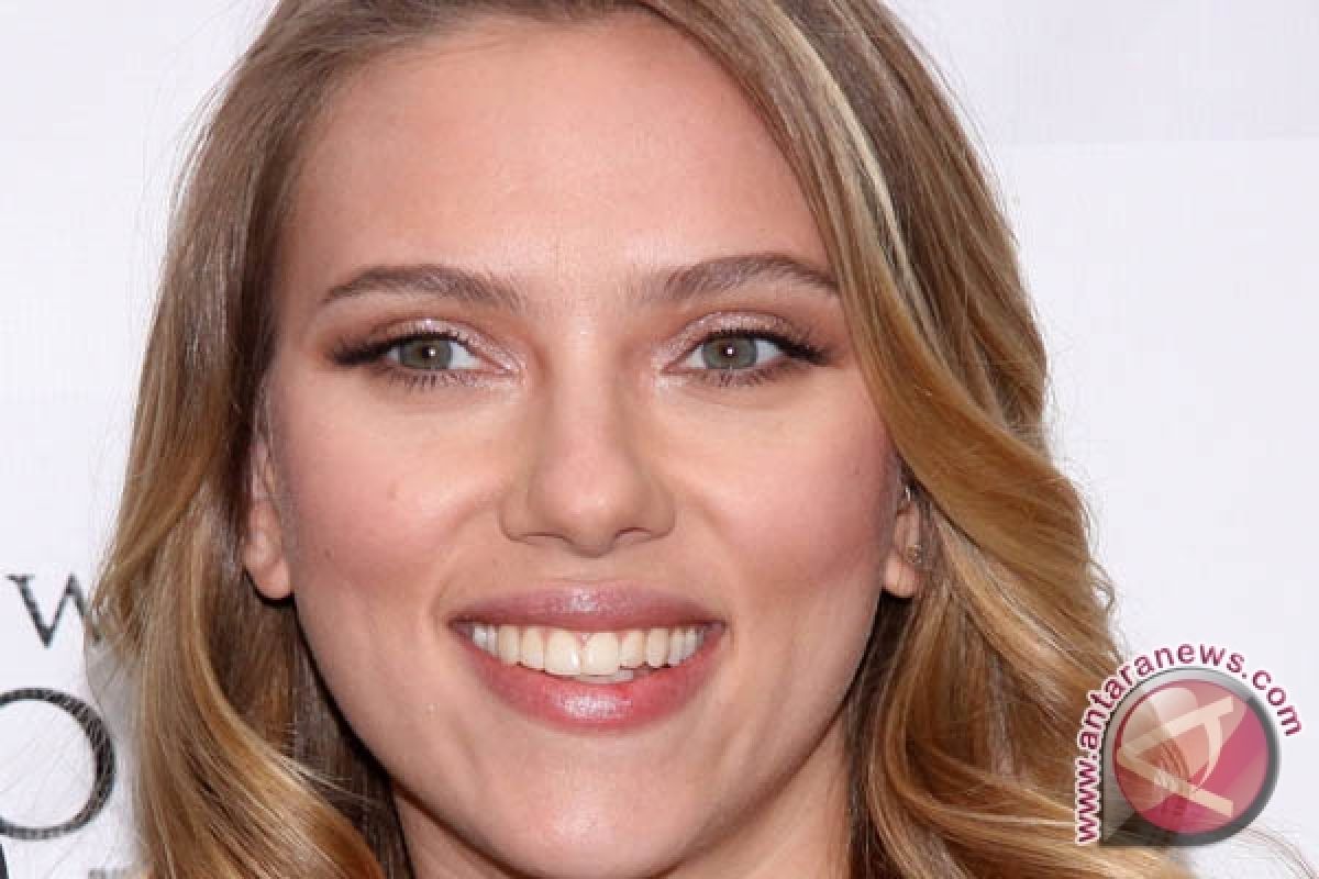 Scarlett Johansson tunangan dengan jurnalis Prancis