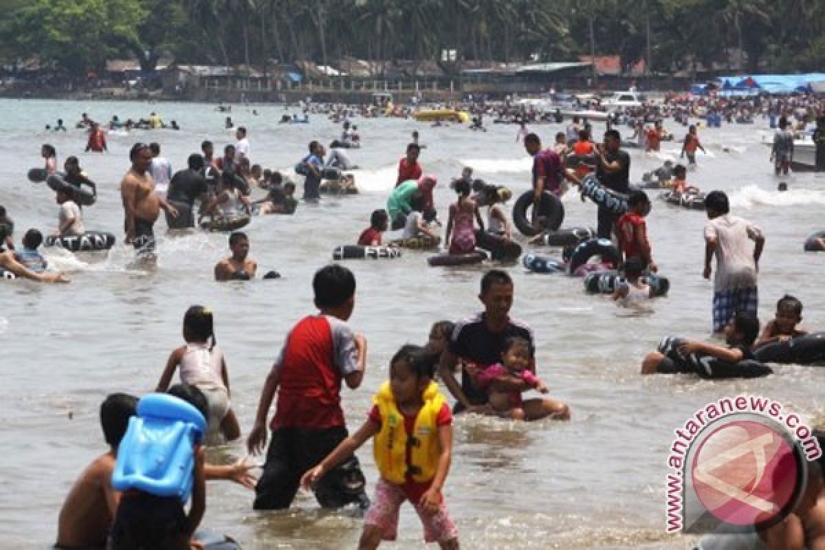 Pantai Carita dipadati pengunjung