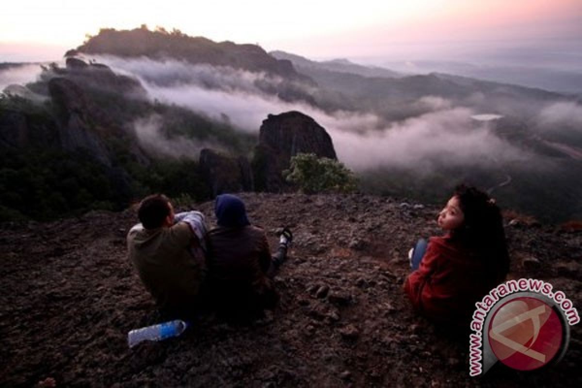 Gunung Kidul tingkatkan jalan desa untuk wisata