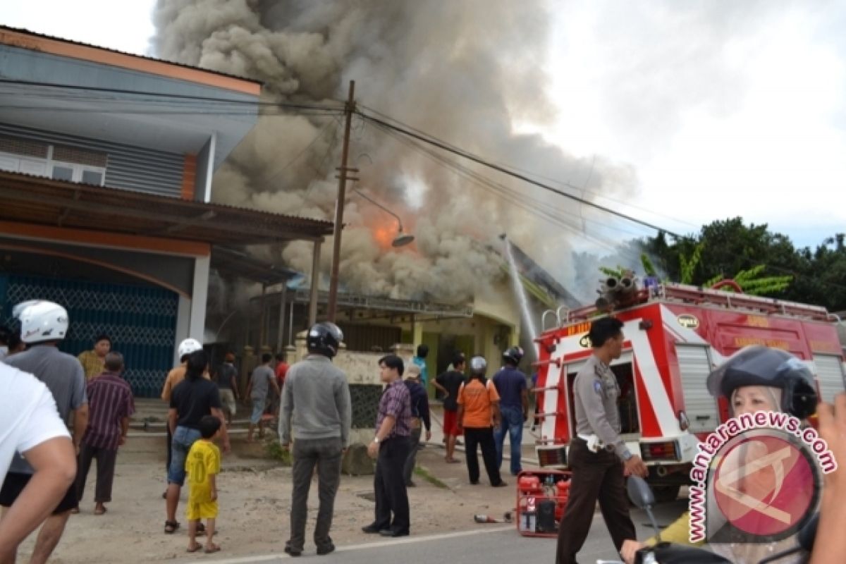 Rumah Mewah Kinjau di Sekadau Dilalap Api