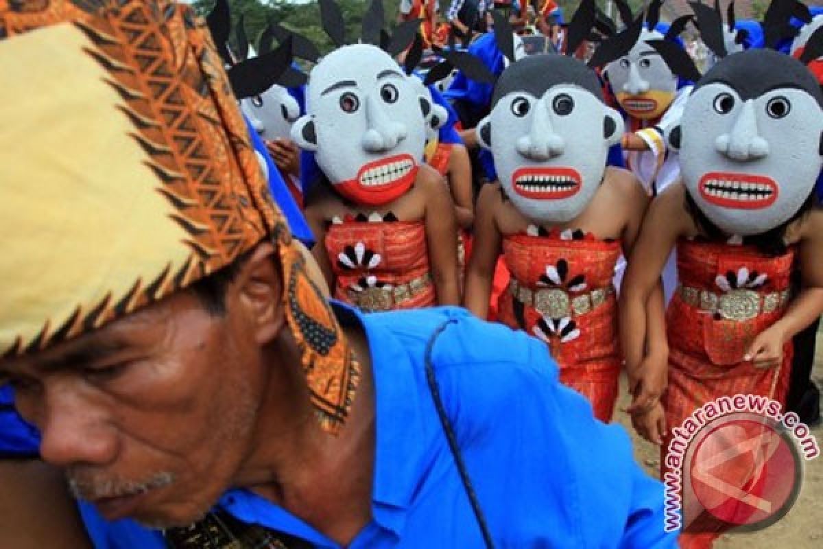 Sigale-gale empat puak diarak  di Samosir