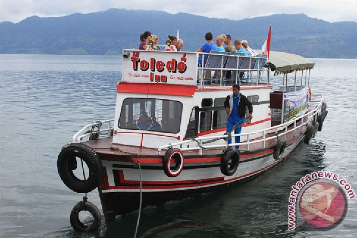 Minister inspects construction of ship for Lake Toba