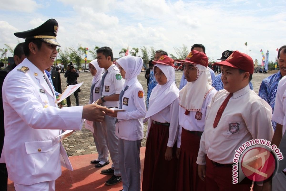 Peringati HUT RI Ke 68, Pemkab Beri Bantuan Pelajar Berprestasi