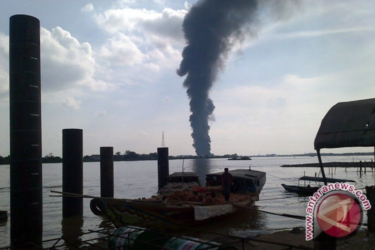 Pabrik karet Hoktong Palembang terbakar
