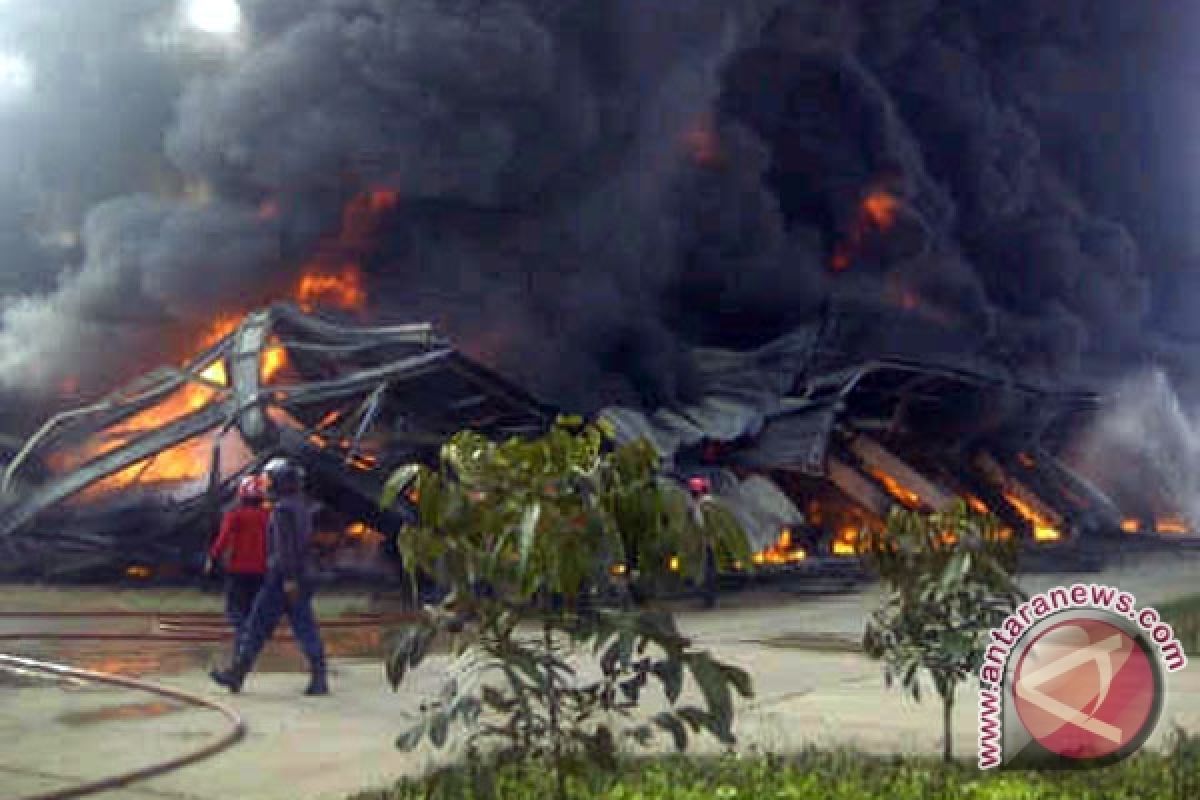 Pabrik karet PT Hok Tong Palembang terbakar