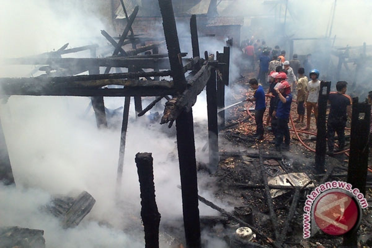 Sepuluh rumah ludes terbakar di pemukiman padat 