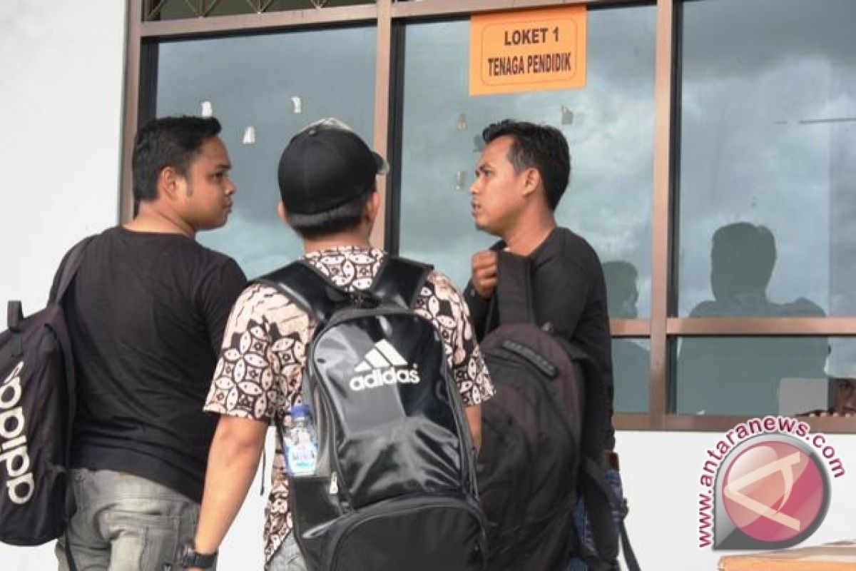 Pembagian kartu peserta tes CPNS Penajam ricuh