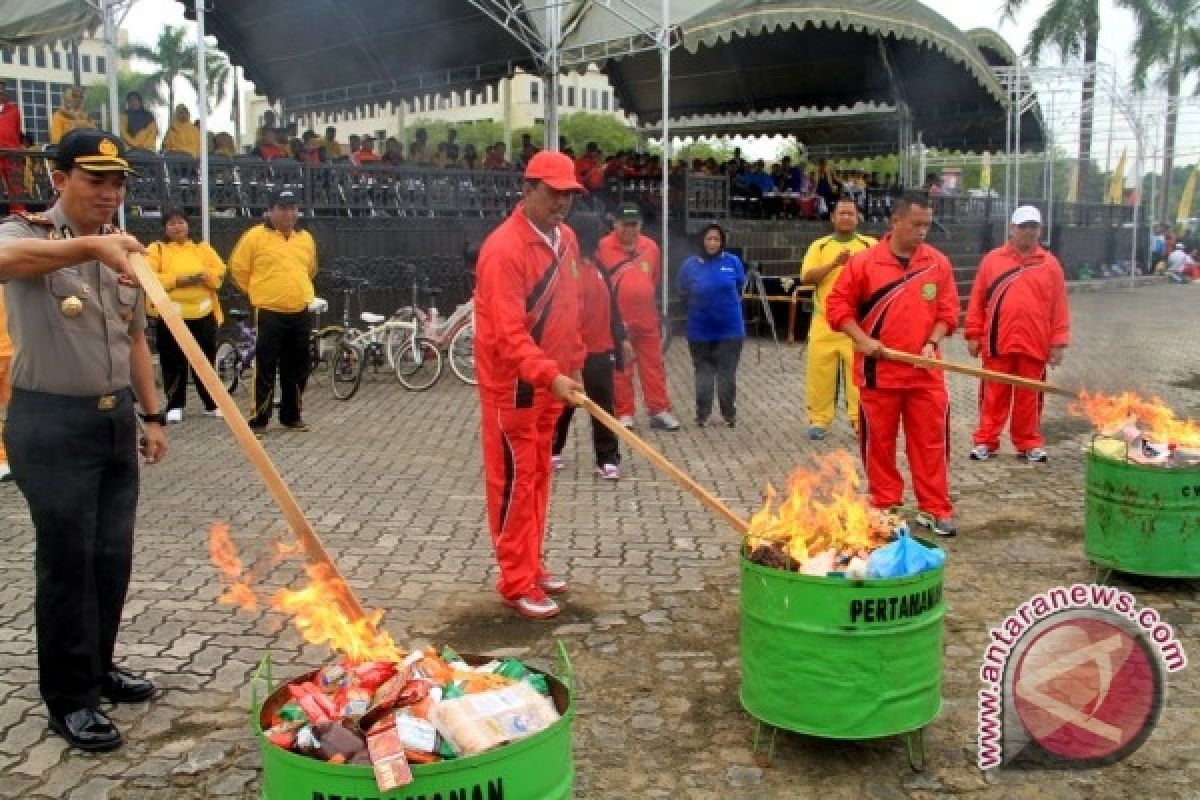 Hasil Sidak Barang Kedaluwarsa dan Berbahaya Dimusnahkan