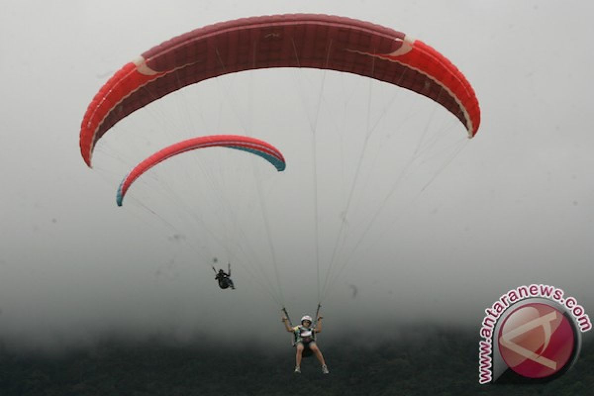 Paralayang selesaikan nomor akurasi di Festival Danau Toba 2013