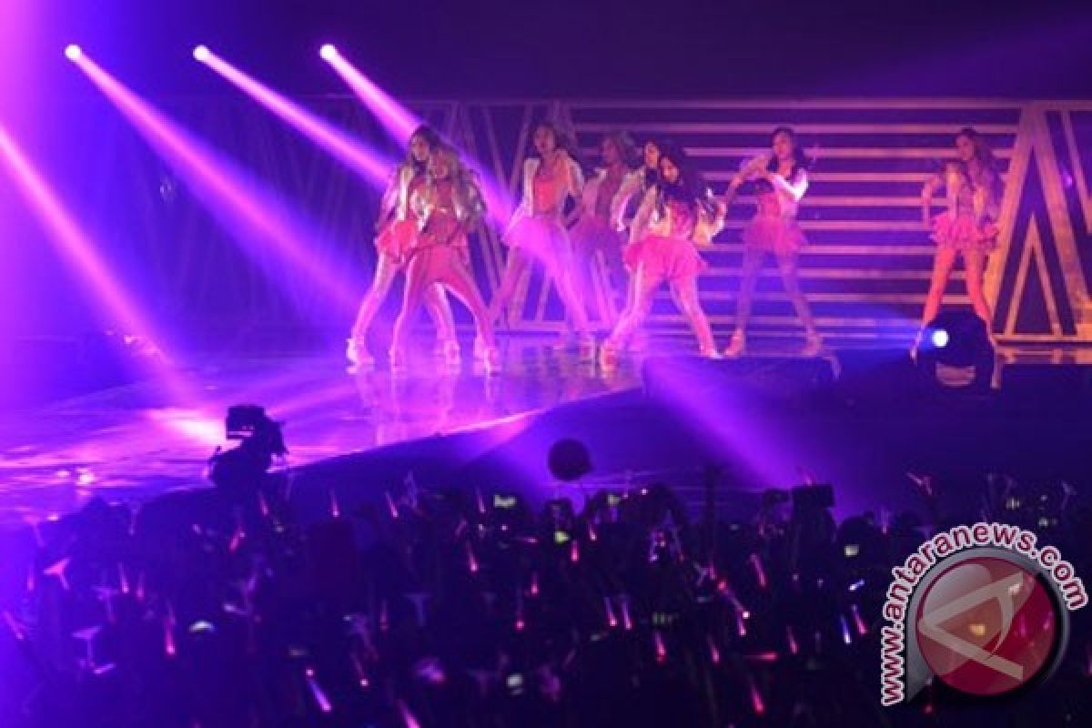 Girls' Generation buka konser dengan "Hoot"