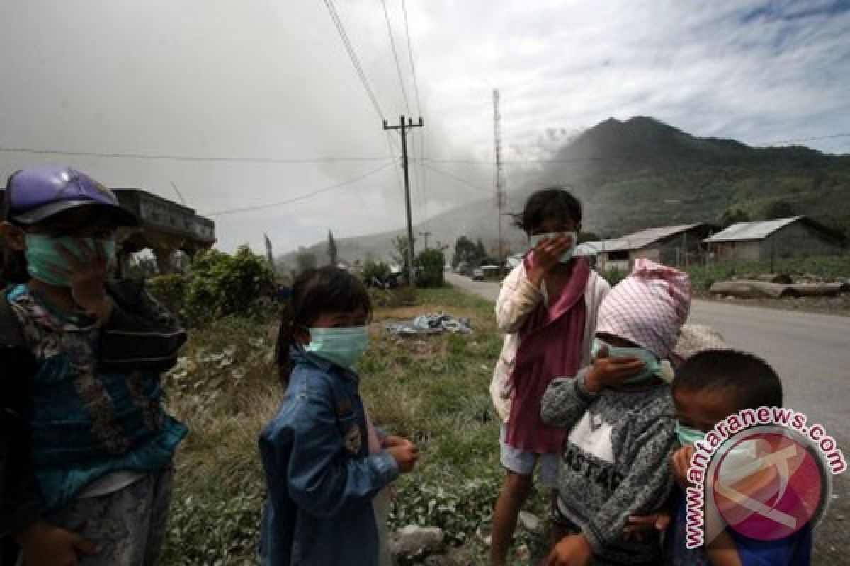 Bulog distributes 3 tons rice to Mount Sinabung refugees