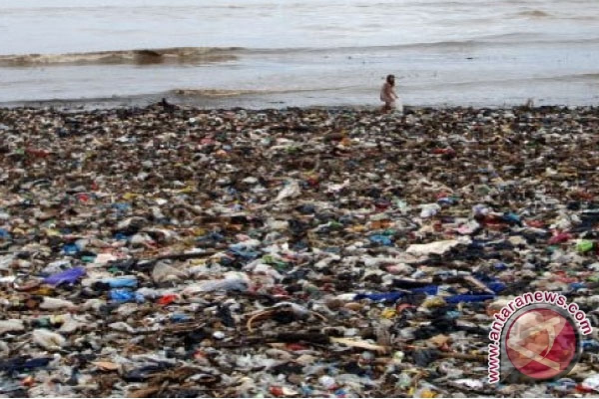 Sampah plastik berhamburan di pantai