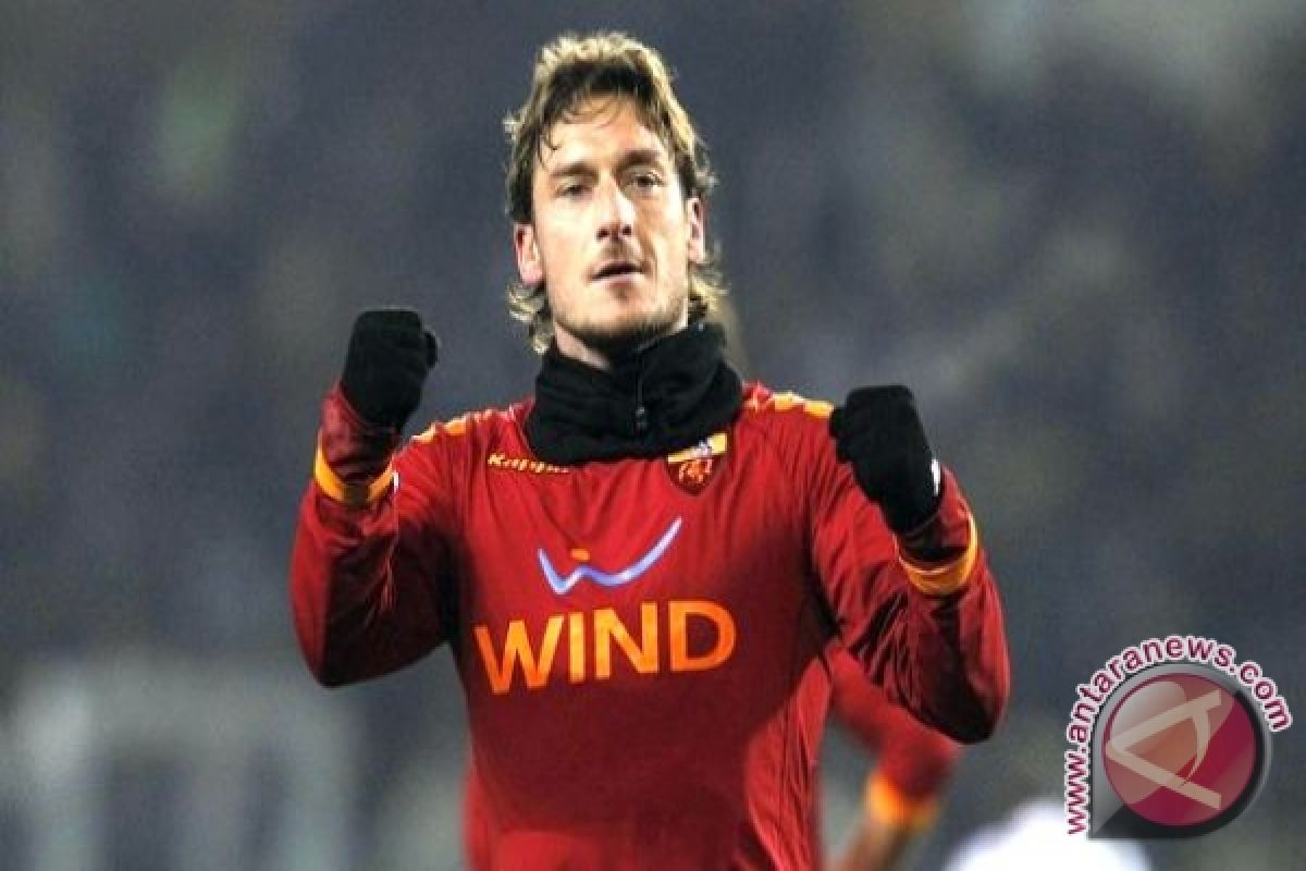 Totti Naikkan Roma Ke Puncak Klasemen