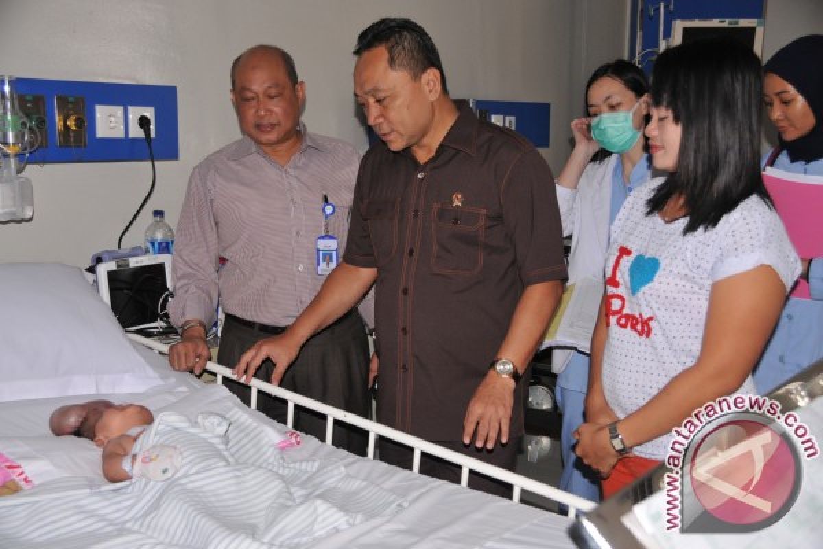 Menteri Kehutanan Zulkifli Hasan mengunjungi Rumah Sakit Cipto Mangunkusumo