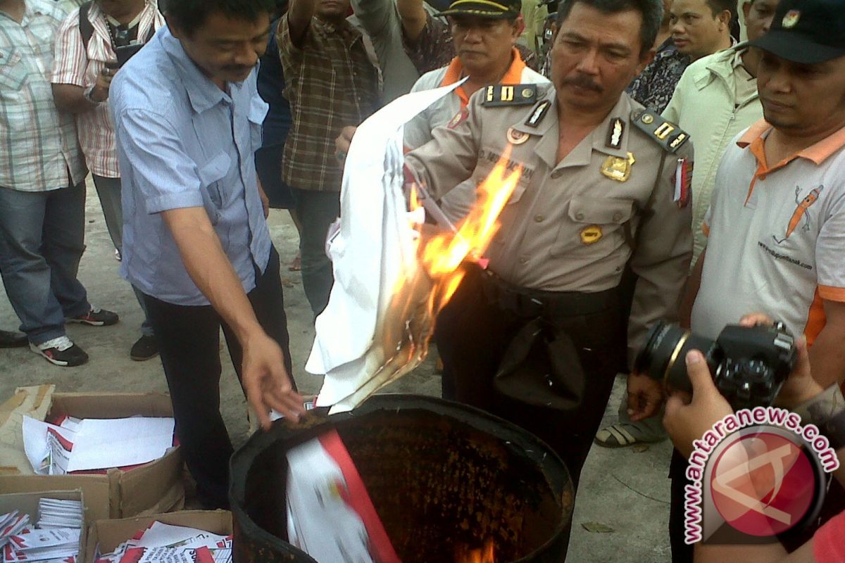 KPU Pontianak Musnahkan Surat Suara Rusak