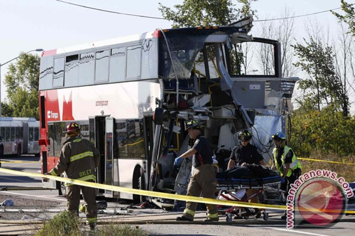 Bus tabrak kereta, dua tewas