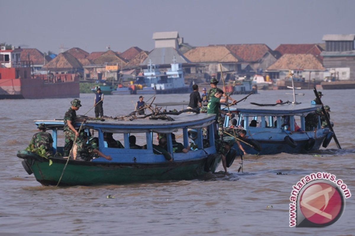 Ratusan prajurit TNI bersihkan Sungai Musi 