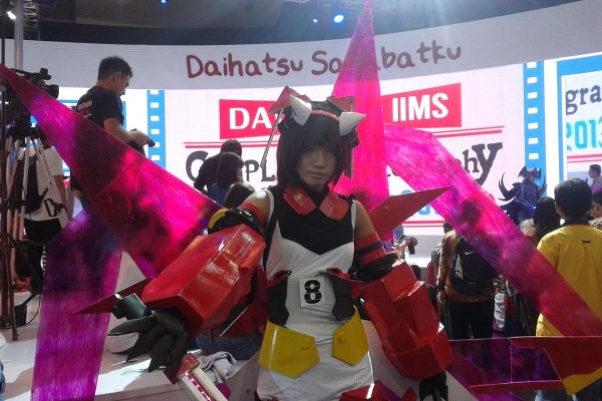 Cosplayer ramaikan booth Daihatsu IIMS 2013
