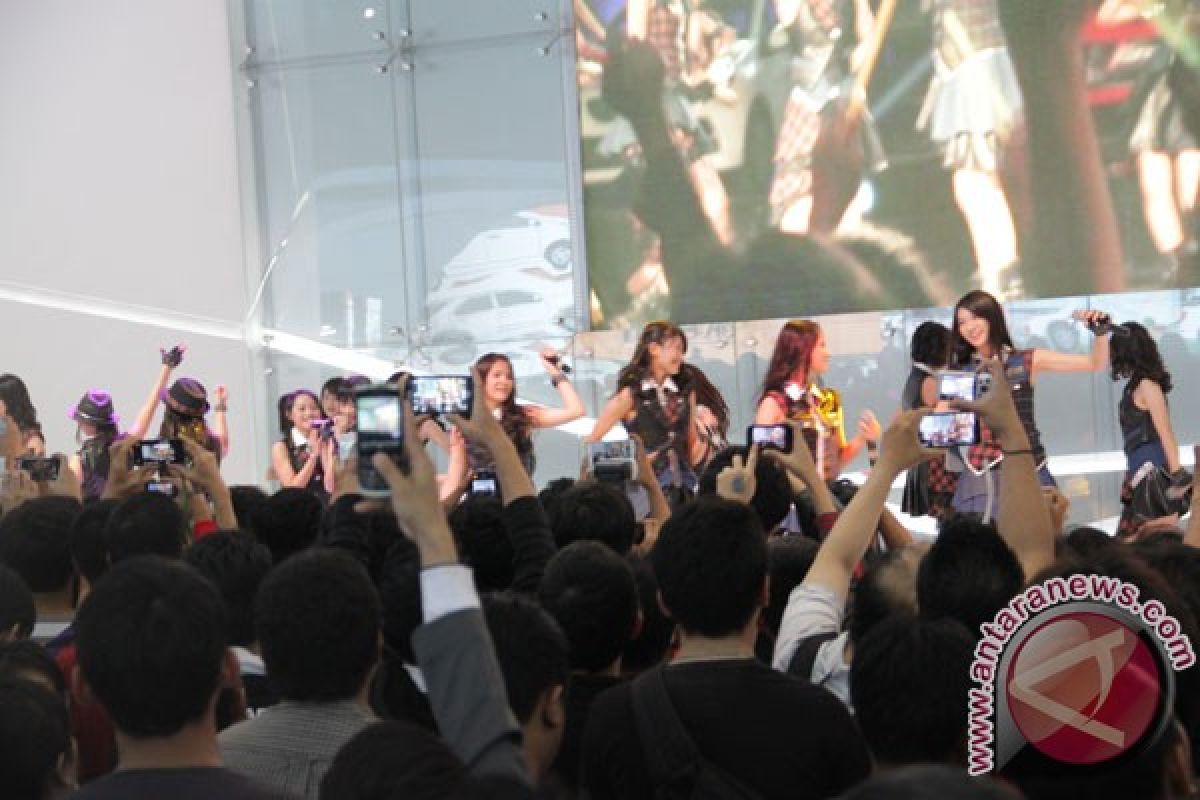 JKT48 mini konser di booth Honda IIMS 2013