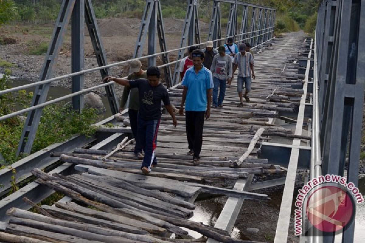 Saatnya habis-habisan bangun infrastruktur