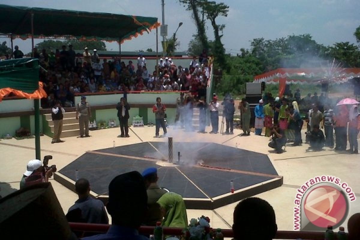 Ratusan Warga Pontianak Saksikan Puncak Kulminasi Matahari