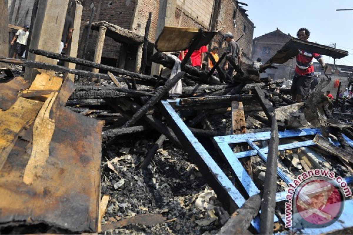 Rumah pensiunan TNI di Baturaja musnah terbakar